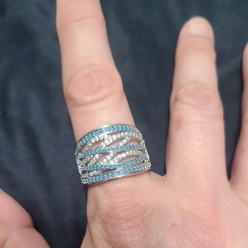 Stunning Ring with Accent Stones - Picture 4 of 5